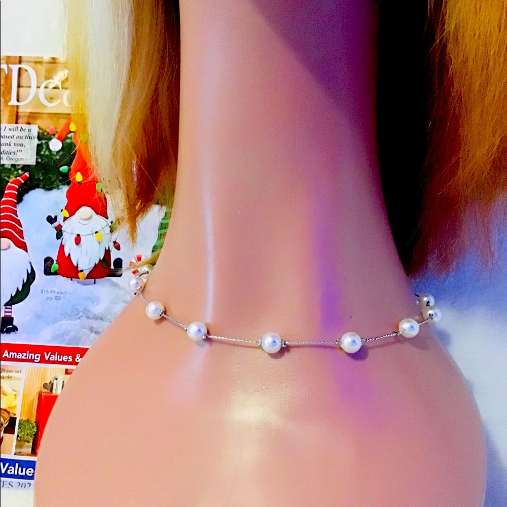 Fashion Silver necklace surrounded by pearl